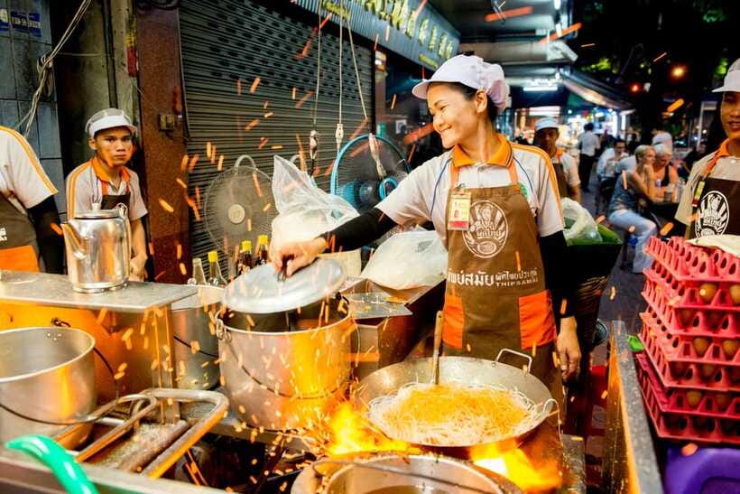 Chiang Mai: Evening Sightseeing and Local Food Guided Tour - Why this evening works so well