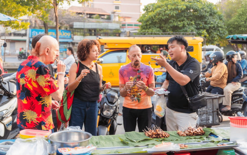 Chiang Mai: Evening Sightseeing and Local Food Guided Tour - Wat Chedi Luang after dark