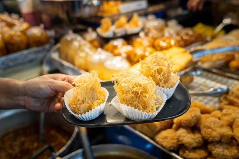 Chiang Mai: Evening Sightseeing and Local Food Guided Tour - Chiang Mai Gate Market: start with small tastes