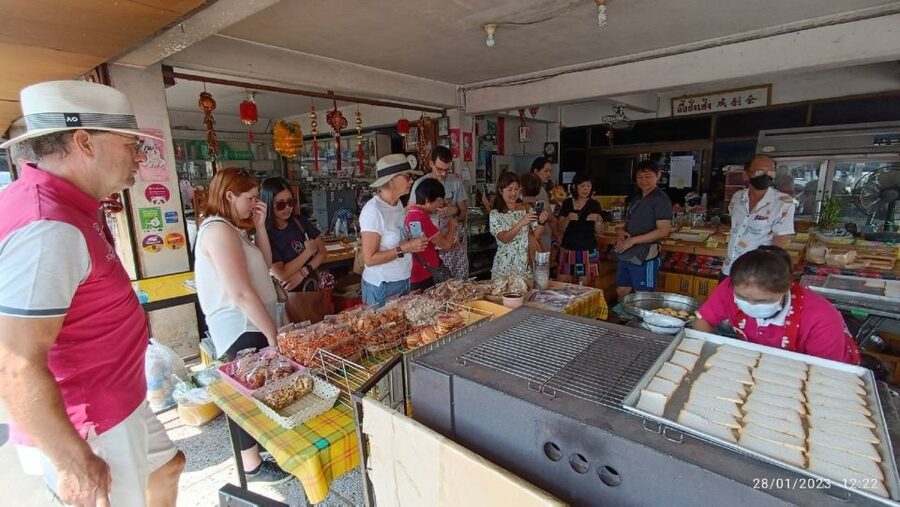 Chiang Mai: Local Food and Markets Guided Walking Tour - Mango sticky rice brings the sweet course