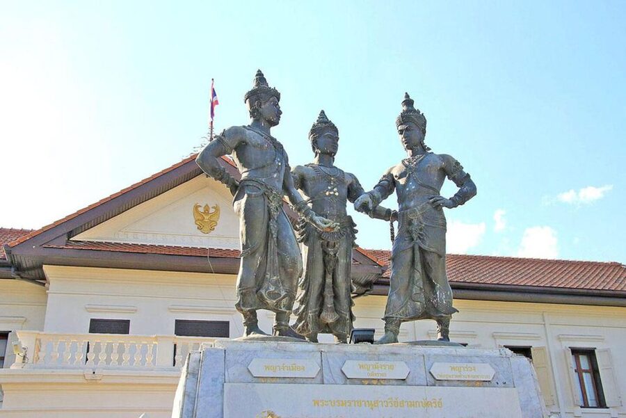 Chiang Mai: Temples and Street Food Night Tour by Tuk Tuk - A short tuk tuk ride with plenty packed in