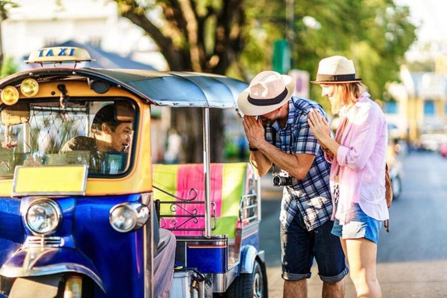 Chiang Mai: Temples and Street Food Night Tour by Tuk Tuk - Wat Phra Singh’s Lanna details