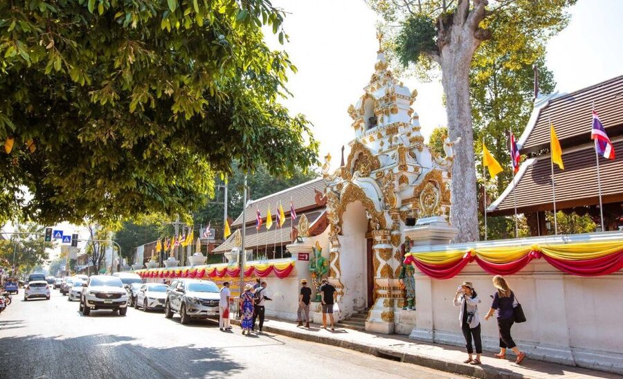 Chiang Mai: Temples and Street Food Night Tour by Tuk Tuk - Pickup, timing, and practical comfort