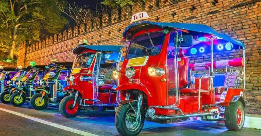 Chiang Mai: Temples and Street Food Night Tour by Tuk Tuk - Wat Chedi Luang and the great stupa