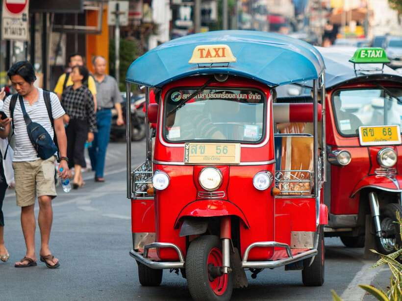 Chiang Mai: Tuk-Tuk Evening Tour with Temples & Street Foods - Why a tuk-tuk is the right way to see Chiang Mai at night
