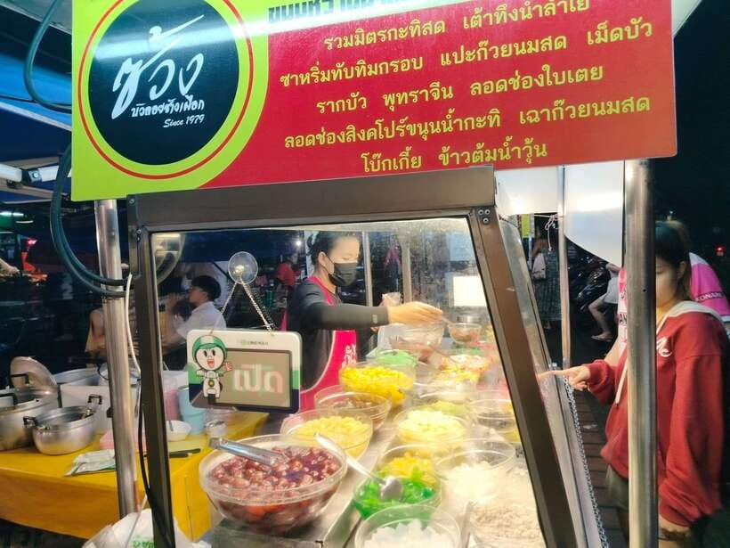 Chiang Mai: Tuk-Tuk Evening Tour with Temples & Street Foods - How the guide affects the experience