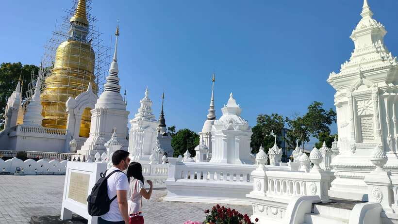 Chiang Mai: Tuk-Tuk Evening Tour with Temples & Street Foods - What to bring and who should book