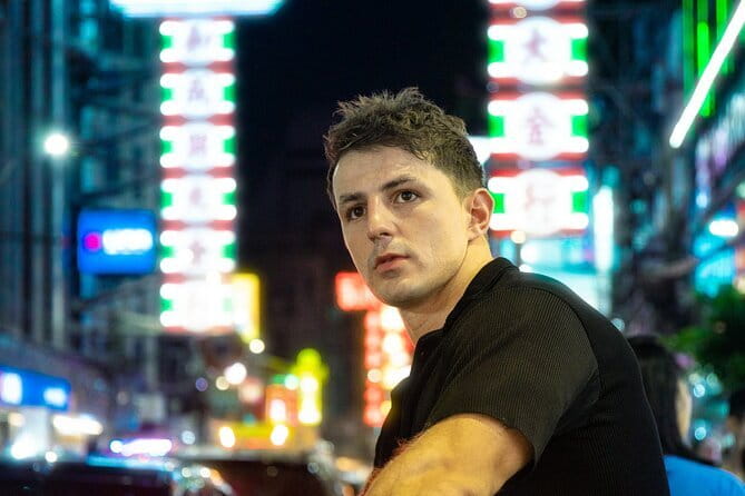Chinatown (Yaowarat Road) Neon Photoshoot - From awkward poses to natural-looking portraits