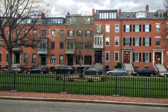 Cocktails & Culinary Gems: Boston's Evening Food & Drink Tour - Why the small group matters on Washington Street