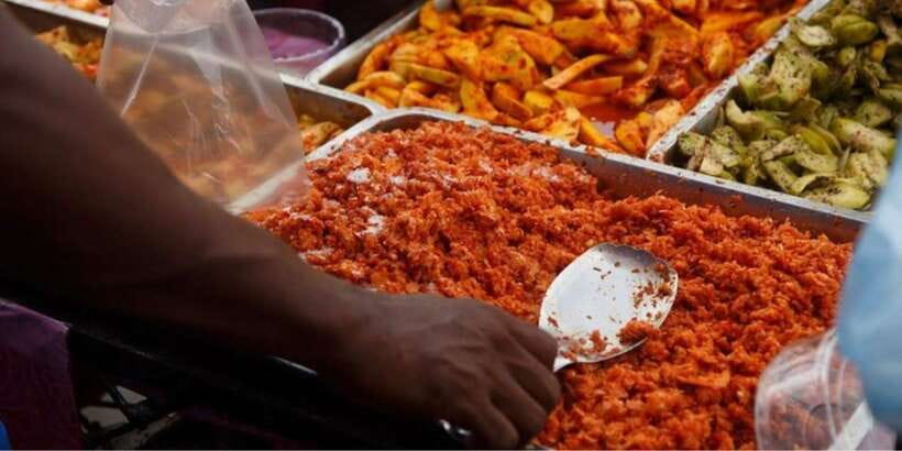 Colombo: All Inclusive Street Food Tour - A local drink break and Friday music