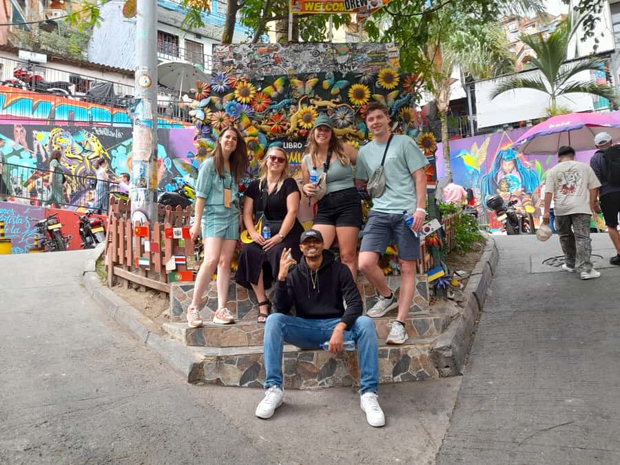 Comuna 13: Graffiti tour & Street Food/drink with telesferic - Why Comuna 13 Makes a Strong First Look at Medellín