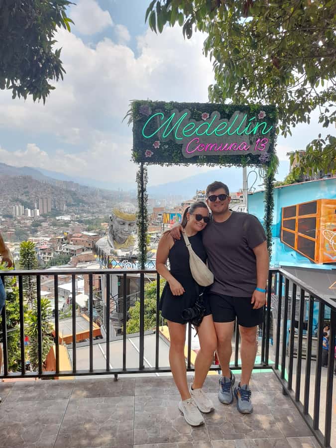 Comuna 13: Graffiti tour & Street Food/drink with telesferic - The Dance Show Connects Music with Change