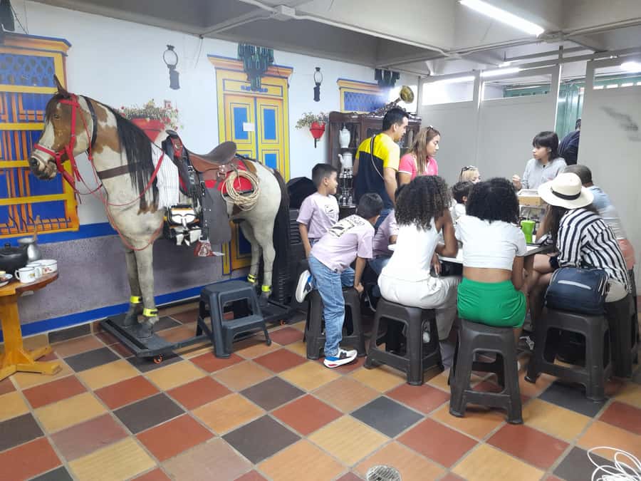 Comuna 13: Graffiti tour & Street Food/drink with telesferic - The Lookout Bar and the Included Drink