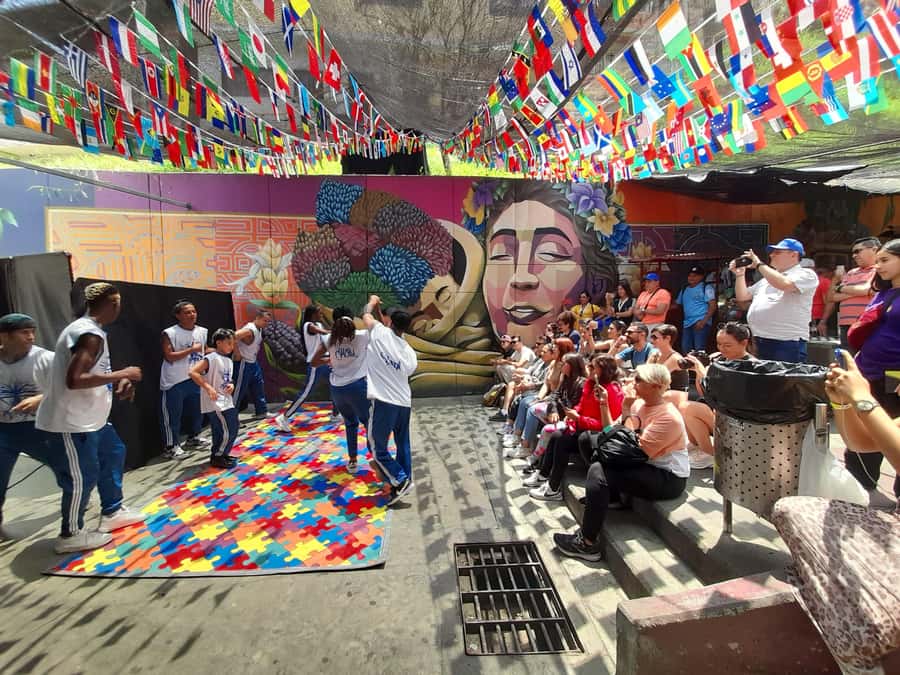 Comuna 13: Graffiti tour & Street Food/drink with telesferic - Returning by Metro and Bus