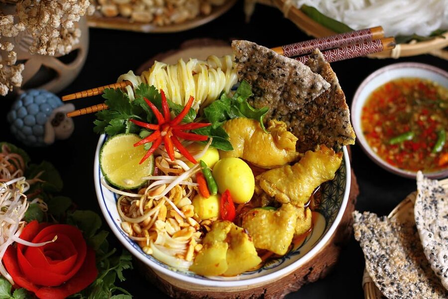 Da Nang: 4 hours city exploration and local food tour - How the guide shapes the experience