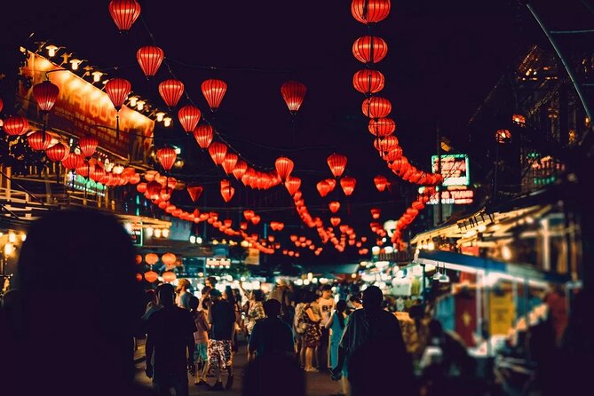 Da Nang By Night: Seafood dinner, night market and cruise trip - Da Nang night market and the art of bargaining