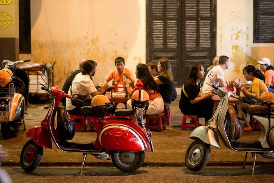 Da Nang: Hidden Street Food By Walking Tour with Local Lady - A pagoda stop and a respectful look at Buddhism