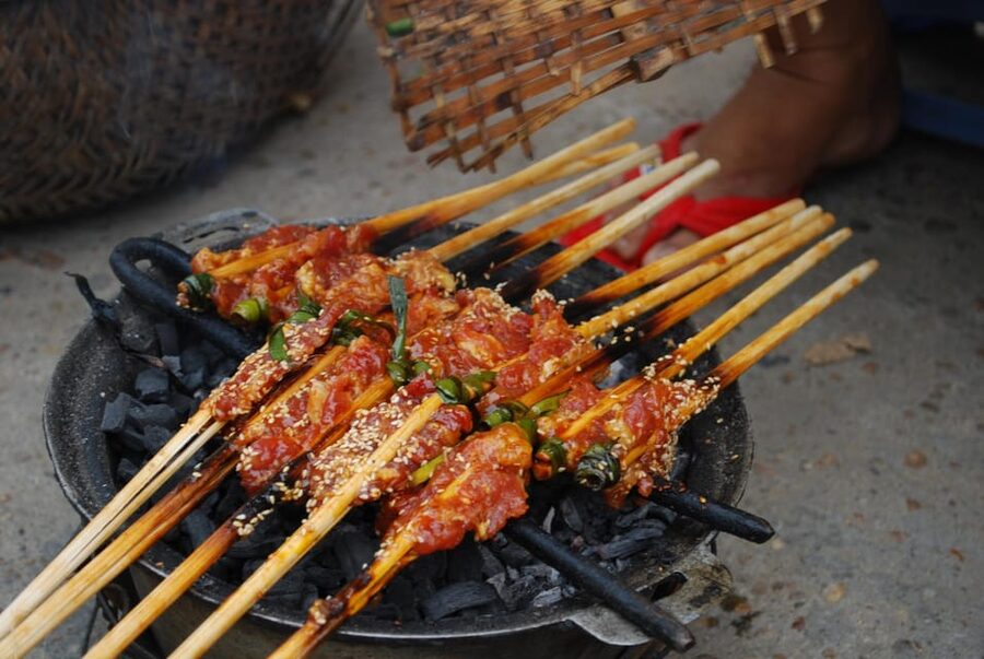 Da Nang: Hidden Street Food By Walking Tour with Local Lady - Seeing a traditional market before dessert