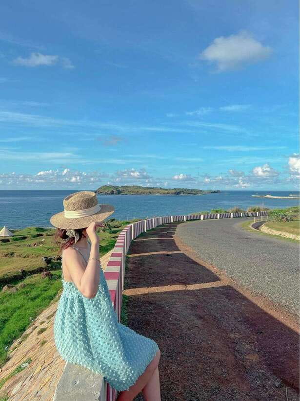 Đà Nẵng Private Street Food Tour With Beautiful Female Guide - Starting at My Khe Beach after dark