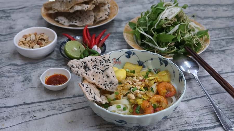 Da Nang: Street Food Private Walking Tour with Tastings - Starting with nem lụi in a small local restaurant