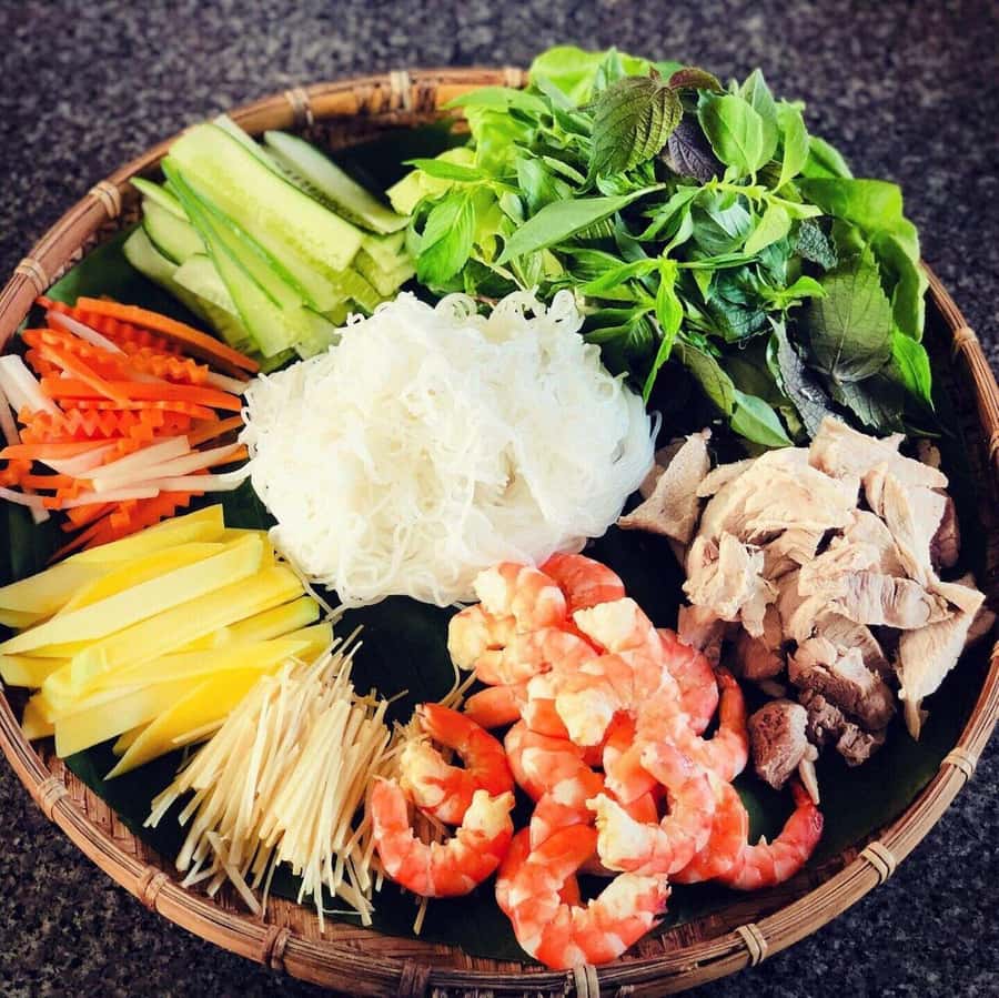 Da Nang: Traditional Cooking Class and Pho with Local Girl - Building pho in a home kitchen