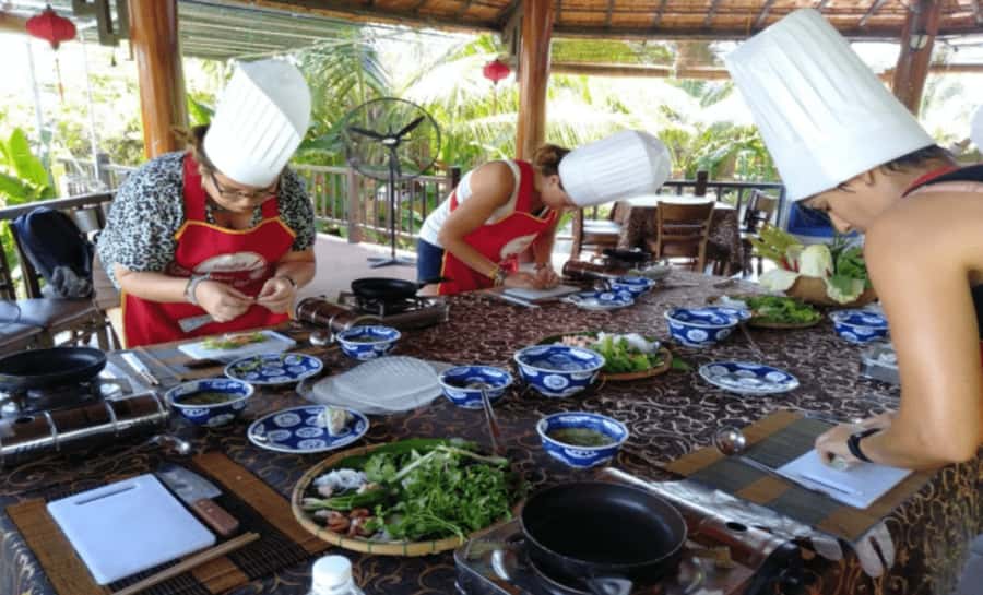Da Nang: Traditional Cooking Class and Pho with Local Girl - Who should book this experience