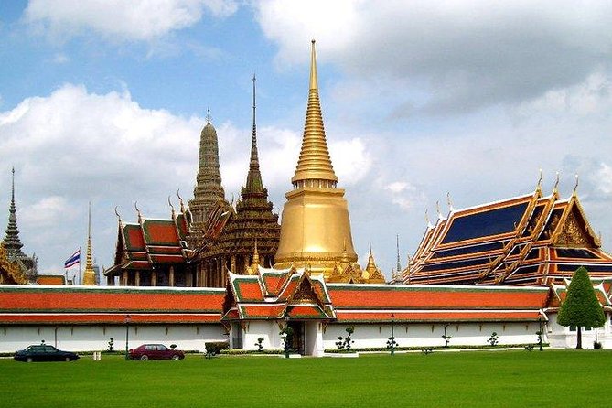 Damnern Saduak Floating Market, Grand Palace, Wat Phra Keo & Wat Pho - Walking through Wat Pho and the Reclining Buddha