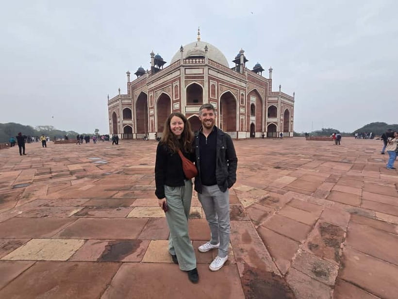 Delhi: Chandni Chowk & Spices Shoping Tour Through Tuk-Tuk - Gurudwara Sis Ganj Sahib and the religious mix of Old Delhi