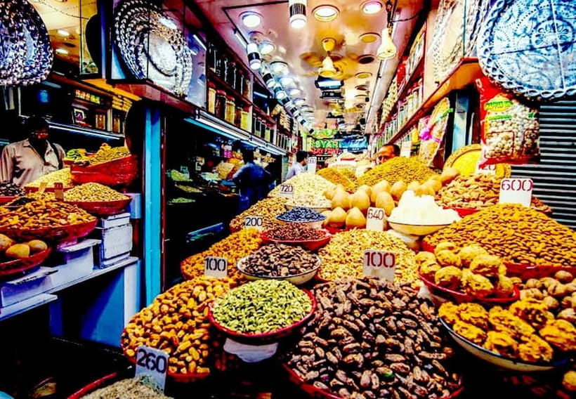 Delhi: Delhi Street Food Tour with Guide at Chandni Chowk - Why the guide matters in the crowds
