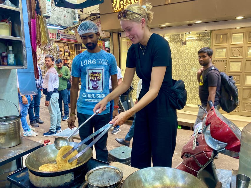 Delhi: Old Delhi's Street Food, Temples & Spice Market Tour - The Sikh gurdwara and its enormous free kitchen