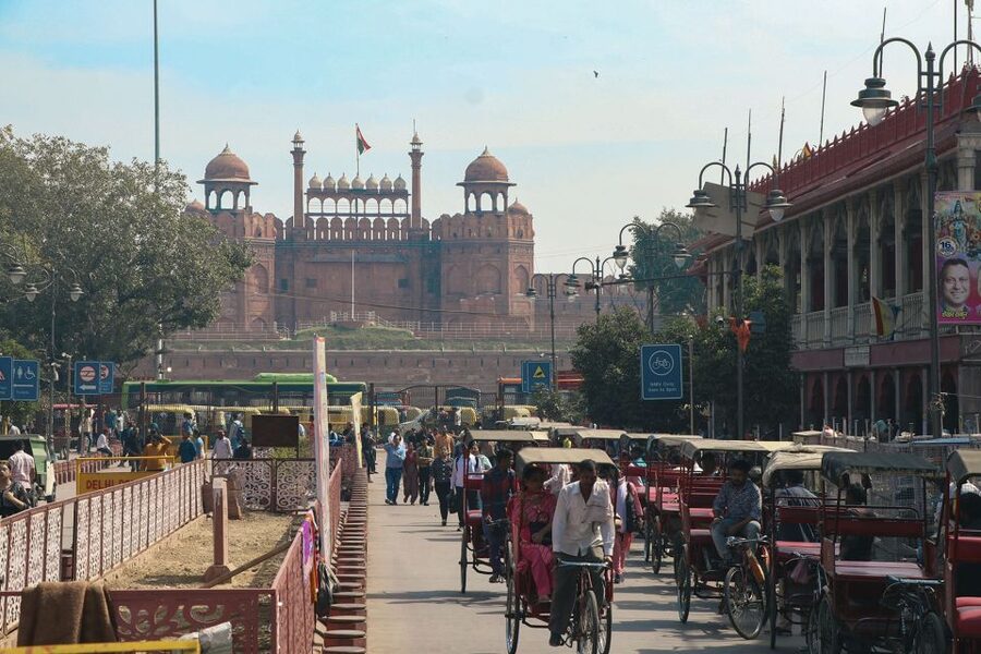 Delhi: Old Delhi Street Food Tour with Rickshaw Ride - The spice market and the story behind the snacks