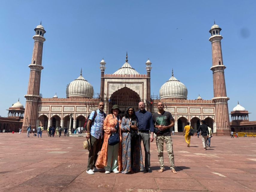 Delhi: Private Chandni Chowk, Food Tasting, & Tuk-Tuk Tour - Guides can make this tour much better