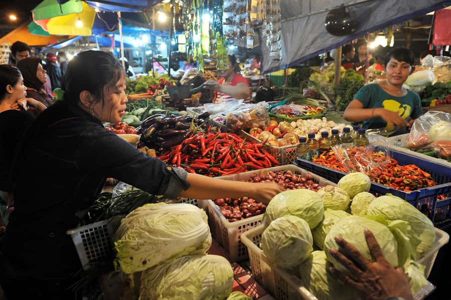 Denpasar: Night Street Food Walking Tour - First tastes: soto ayam, satay, and rice cake