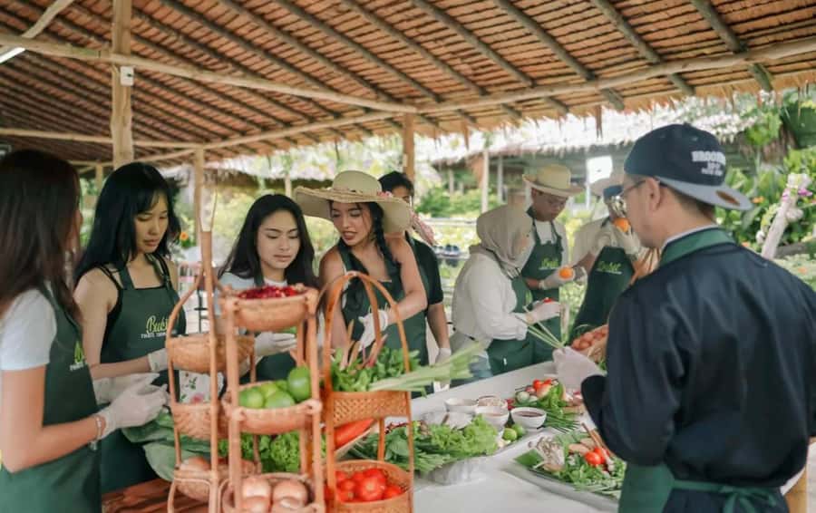 Dinner from cooking class & enjoy local night market - From the farm table to Phuket’s night market