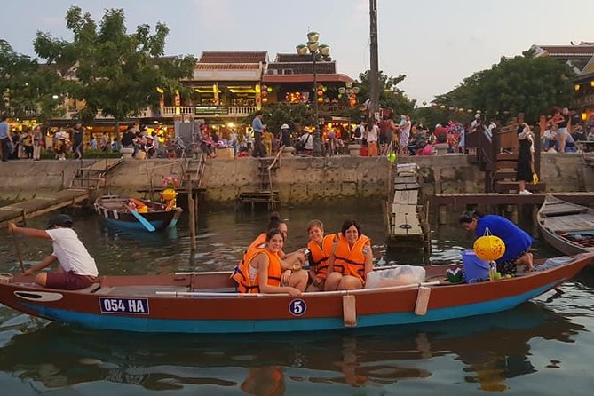 Discover Hoi An Walking Tour, Sampan Boat Ride, Night Market &Colourful Lanterns - What the timing means for your evening