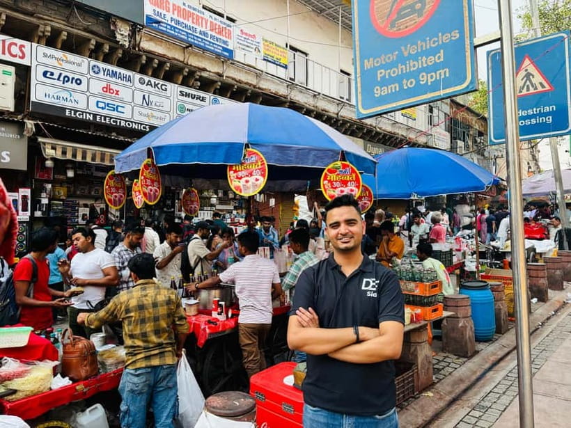 Discover Old & New Delhi: Private Tour with Street Food - A quiet pause at Gurudwara Bangla Sahib