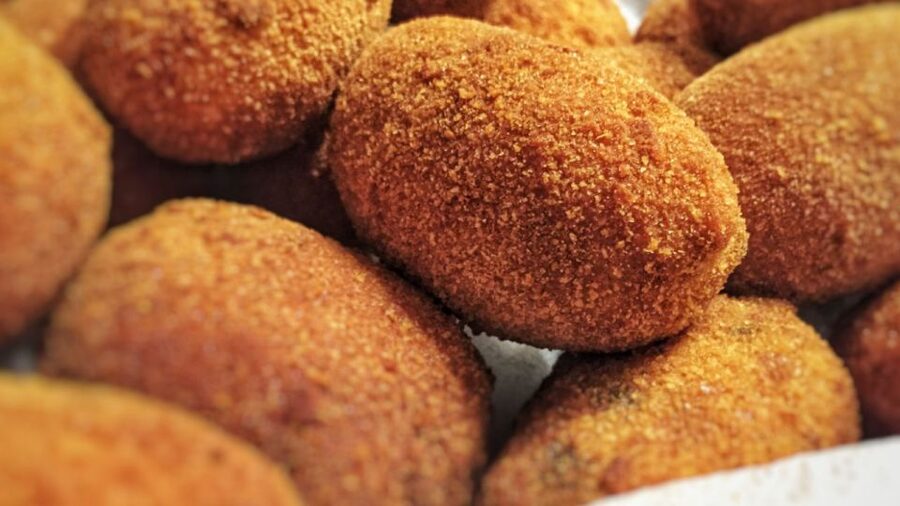 Eat as the Romans do: Trastevere Street Food Experience - Finishing with wine biscuits, tiramisù, coffee, and limoncello