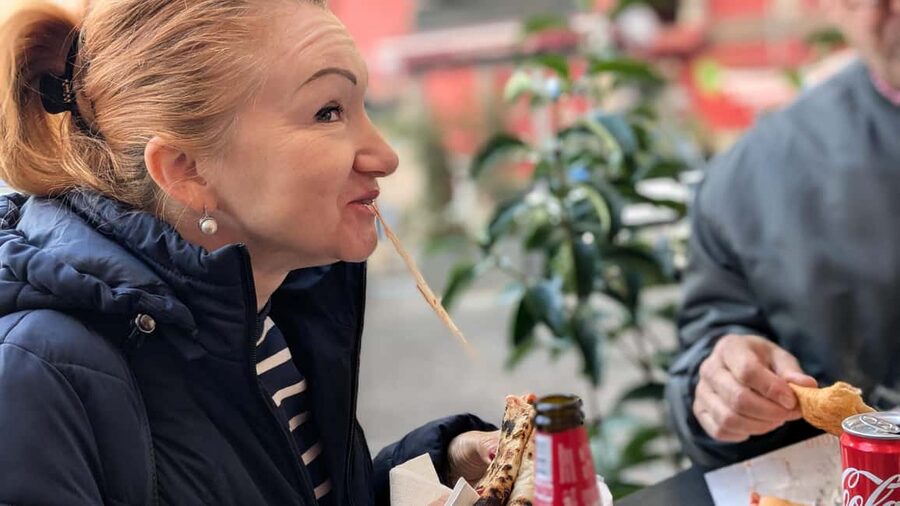 Esoteric Naples: Secrets, Ghosts & Street Food Tour - Pizza a portafoglio: Naples served folded