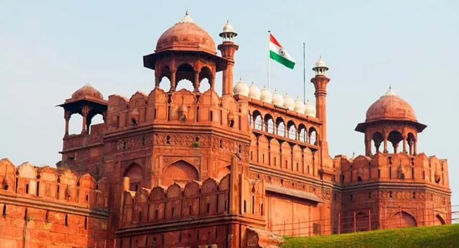 Explore Chandni Chowk: Old Delhi Private Tuk Tuk & Food Tour - Seeing the Red Fort from inside or outside