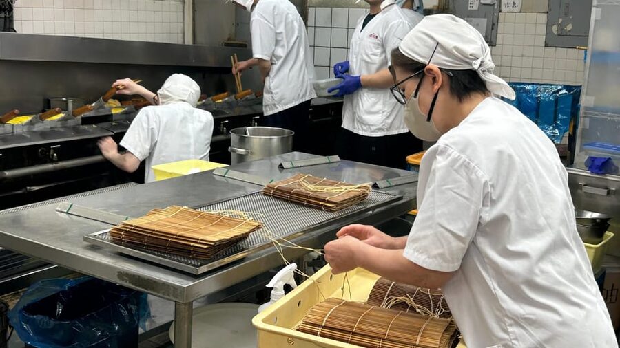 【Family pack】Tokyo: Tsukiji fish market food tour - Entering the Tsukiji Outer Market