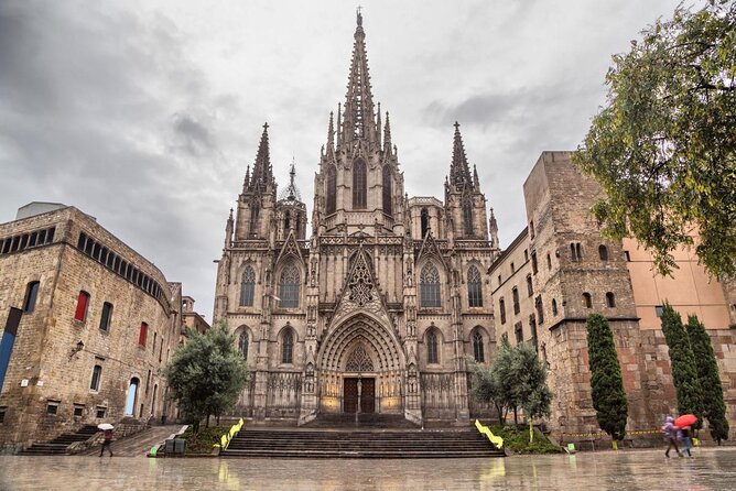 Family Private Tour: Churros, Hot Chocolate & Games in Barcelona - Key points at a glance