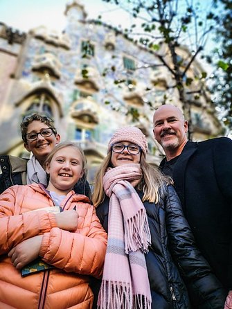 Family Private Tour: Churros, Hot Chocolate & Games in Barcelona - El Born Centre and medieval ruins