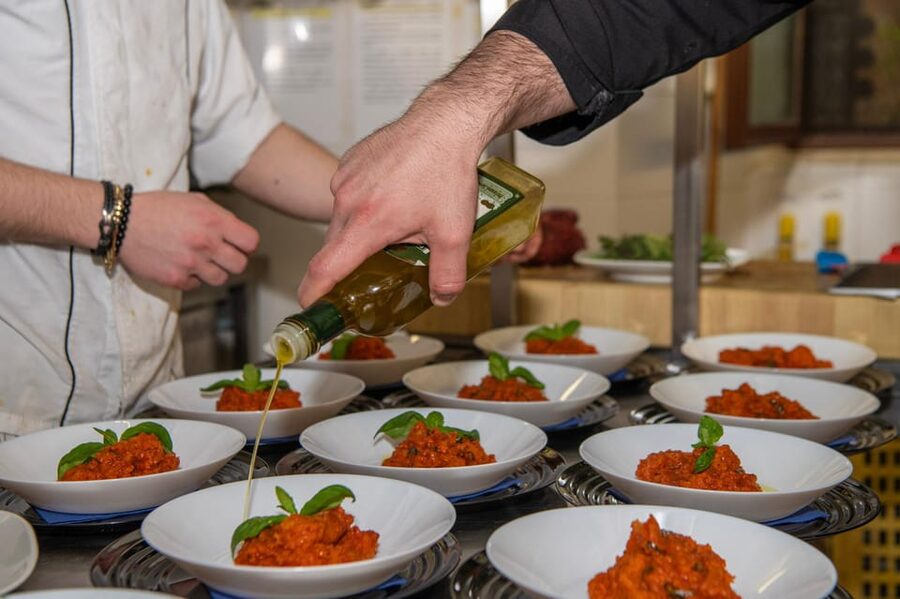 Florence: Private Food Walking Tour with Tuscan Classics - What the guide adds to the experience