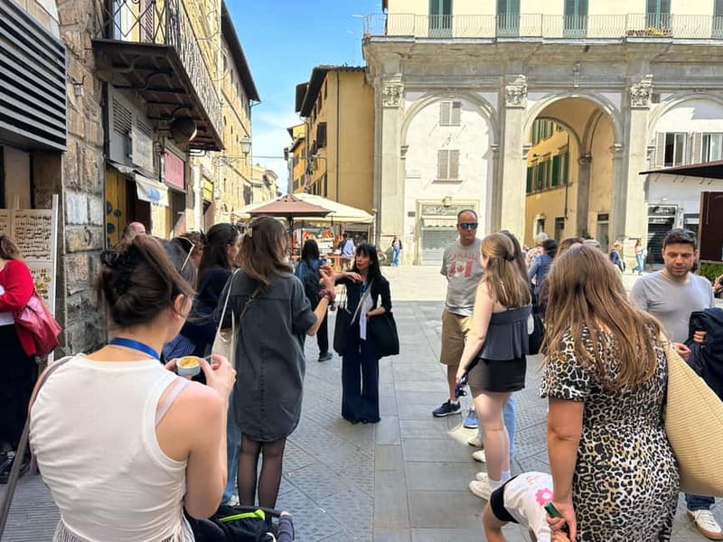 Florence: Street Food Tour with Wine & Local Guide - Schiacciata, wine and the small-shop stops