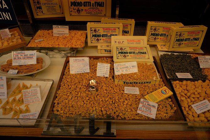 Food markets tour with a local! - Booking, Group Size, and Cancellation Details