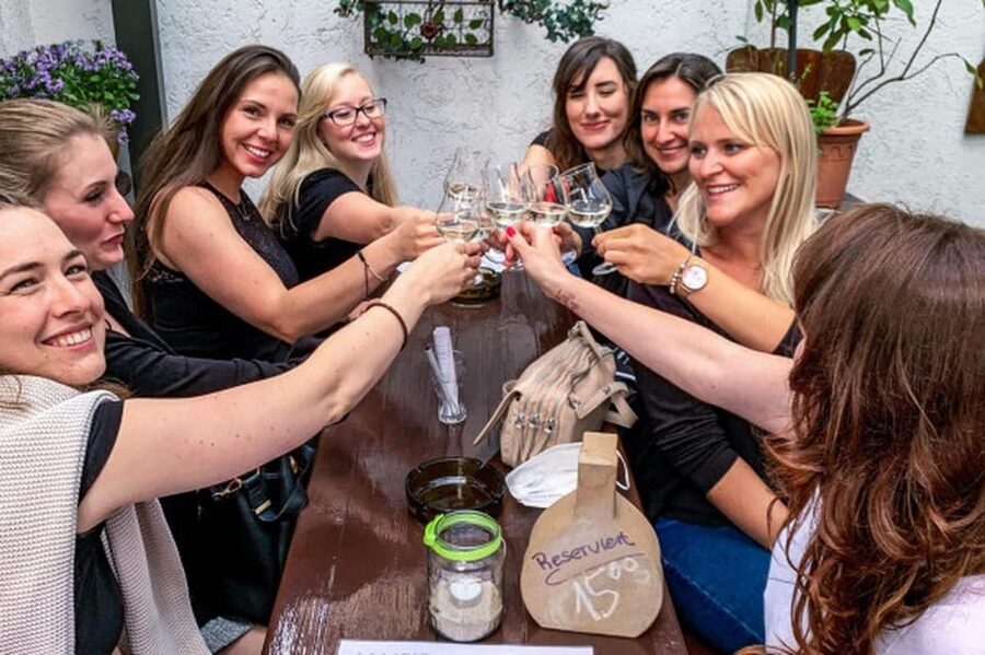 Frankfurt: Food Tour to 3-4 Local Food Spots - Frankfurt through a plate at a time