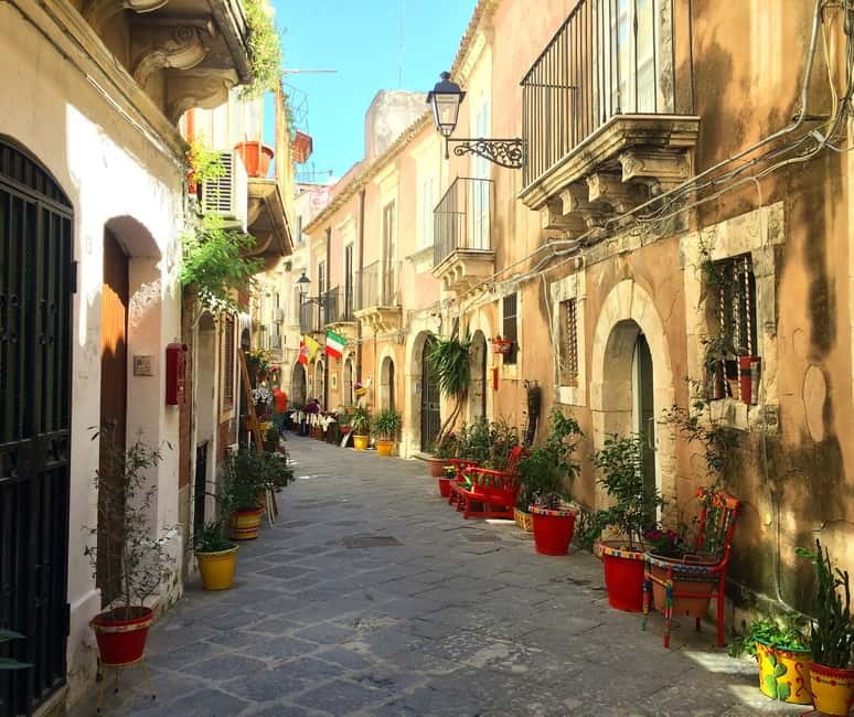 From Taormina: Syracuse Tour with lunch in Food Market - Via Cavour and the Jewish District
