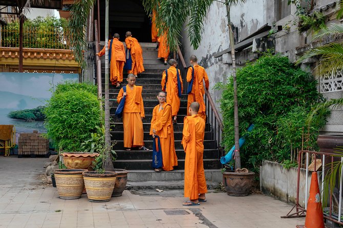 Full Day Bangkok PRIVATE City Tour With Locals - Wat Trimit & Wat Pho tickets - Canal life and the final local drink