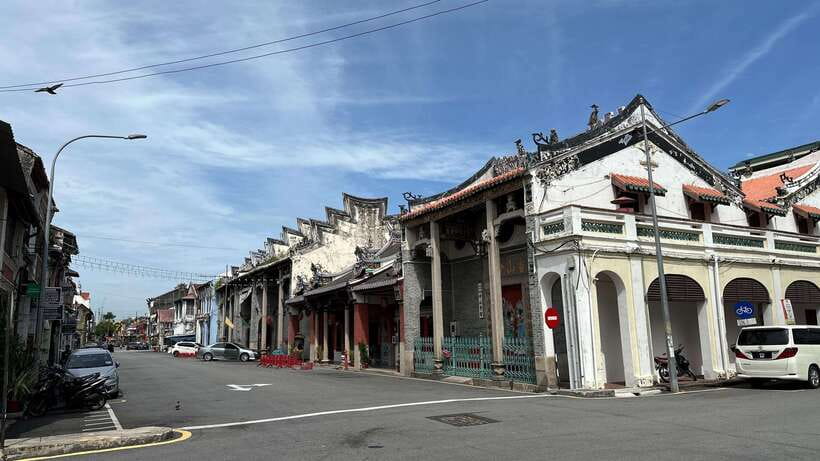 George Town: Heritage Walking Tour with Street Food Tasting - Starting between cafés at Whiteaways Arcade