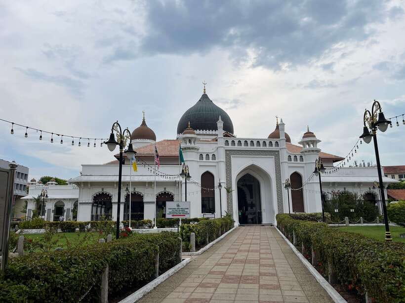 George Town: Heritage Walking Tour with Street Food Tasting - Pace, heat, and physical demands